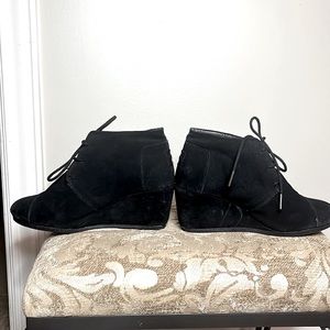 Like new Toms black suede tie booties! Size 7 1/2. Platform heel in bootie